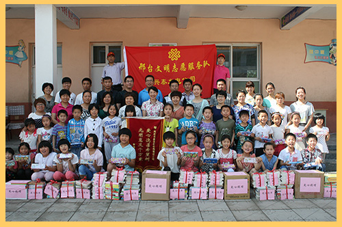2014年6月7日，興泰發(fā)電公司青年志愿者赴平鄉(xiāng)鎮(zhèn)中心小學(xué)開展獻(xiàn)愛心活動(dòng)，為他們送去500余本愛心書籍.jpg